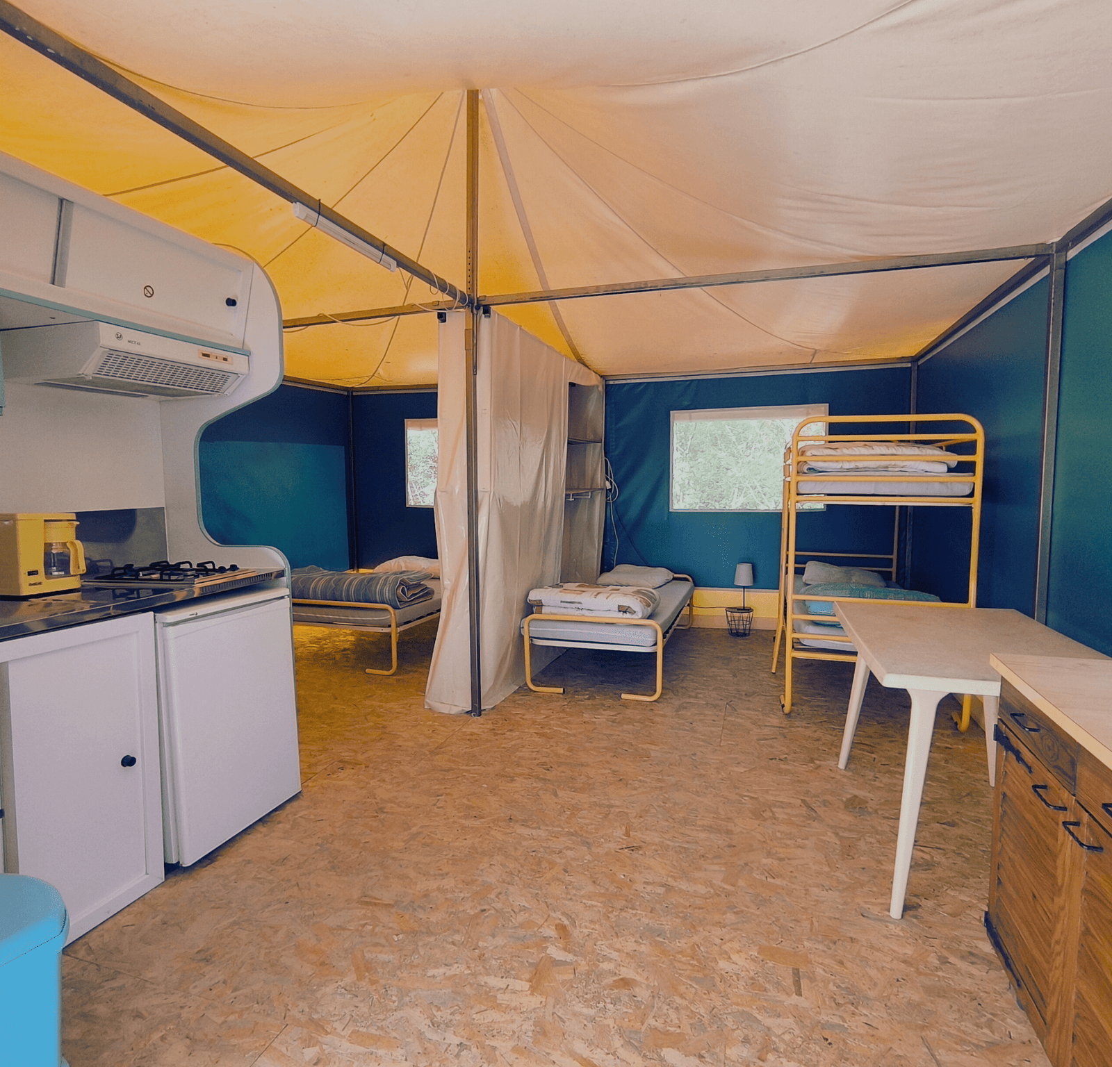 INTERIEUR TENTE AMENAGEE CAMPING LE BOEM